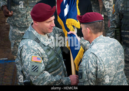 FORT Bragg, N.C. - XVIII Airborne Corps commandant le lieutenant-général Daniel Allyn mains la 82e Brigade d'aviation de combat les couleurs pour le Colonel Michael Musiol durant la cérémonie de passation de commandement de la brigade sur le champ de Pike, 13 déc. Musiol a pris le commandement de la brigade du colonel de Pegasus T.J. Jamison. Récemment revenus d'Afghanistan, la 82e CAB a battu tous les records de vol à temps dans chaque catégorie au cours de leur déploiement d'un an à Command-East régional. Musiol va maintenant transformer la brigade à une maniabilité unité capable de déployer n'importe où dans le monde pour une grande variété de missions à très bref pas Banque D'Images