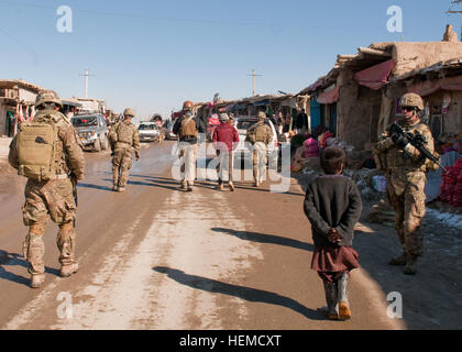 La province de Paktiya, Afghanistan - Les soldats de l'armée américaine fixée à 3e peloton, Compagnie B, 1er Bataillon, 187e Régiment d'infanterie, 3e Brigade Combat Team, 101st Airborne Division (Air Assault), les forces de sécurité de l'Équipe provinciale de reconstruction pour l'élément de Paktiya, escorte les membres de l'EPR par l'Sayed Karem marché du district, l'Afghanistan, le 20 décembre 2012. Les membres de l'EPR Paktiya a mené un leader clé engagement et un marché à pied pour évaluer le progrès de l'agriculture et de la sécurité de la région. (U.S. Photo de l'armée par le Sgt. Christopher Bonebrake, Mobile 115e Détachement des affaires publiques) Sécurité forc Banque D'Images