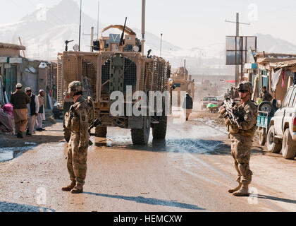 La province de Paktiya, Afghanistan - Les soldats de l'armée américaine fixée à 3e peloton, Compagnie B, 1er Bataillon, 187e Régiment d'infanterie, 3e Brigade Combat Team, 101st Airborne Division (Air Assault), les forces de sécurité de l'Équipe provinciale de reconstruction pour l'élément de Paktiya, leur convoi à un point de ralliement dans le Sayed Karem marché du district, l'Afghanistan, le 20 décembre 2012. PRT Paktiya évalué le développement agricole de l'arrondissement en effectuant un marché à pied et parler aux fournisseurs dans la région. (U.S. Photo de l'armée par le Sgt. Christopher Bonebrake, 115e Détachement des affaires publiques) Mobile Security force pla Banque D'Images