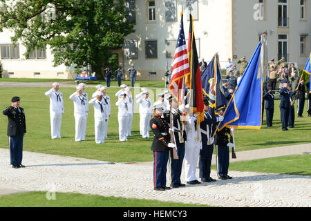 Les membres de la garde côtière de couleur avec les États-Unis en Europe (EUCOM) participer à l'enrôle chef cérémonie de changement de responsabilité à Washington Square, Patch Barracks, Stuttgart, Allemagne, 14 août 2013. Le chef de l'US Air Force Master Sgt. Craig Adams, le nouveau chef de l'EUCOM enrôlé senior a pris la relève de la flotte de la Marine américaine Master Chief Roy Maddocks Jr., au cours de la cérémonie, présidée par le général de l'US Air Force Philip Breedlove. (U.S. Photo de l'Armée de Richard Herman/libérés) changement de responsabilité EUCOM 130814-A-S154-001 Banque D'Images