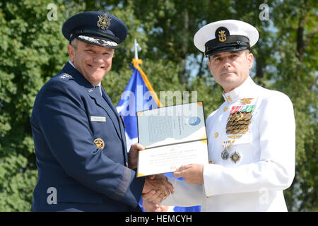 U.S. Air Force général Philip Breedlove, gauche, le général commandant de l'EUCOM (Commandement européen des États-Unis), présente la Médaille de service supérieure de la défense de la flotte de la Marine américaine Master Chief Roy Maddocks Jr., l'ancien leader de la haute a fait appel, l'EUCOM américain au cours d'une cérémonie de changement de responsabilité à Washington Square, Patch Barracks, Stuttgart, Allemagne, le 14 août 2013. Le chef de l'US Air Force Master Sgt. Craig Adams, le premier entrant s'enrôle chef de l'EUCOM américain a assumé la responsabilité de Maddocks, qui a pris sa retraite après 36 années de service. (U.S. Photo de l'Armée de Richard Herman/libérés) l'EUCOM modifier Banque D'Images