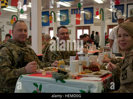 Le Lieutenant-colonel de l'armée américaine Steven Greiner, le sergent-chef. Brett de long et le Sgt. 1re classe Melinda Kelly, tous avec le 72e Détachement médical, Medical Task Force Afghanistan, profiter de Noël déjeuner au domaine de l'air de Bagram, le 25 décembre, 2012. La salle à manger accessible à l'élève de la BAF salles pour les vacances, et fait cuire un repas de Noël traditionnel pour plus de 10 000 militaires et civils sous contrat. (U.S. Photo de l'armée par la CPS. Alex Kirk Amen, 115e Détachement des affaires publiques Mobile Service) les membres bénéficient de repas de Noël à Bagram Air Field 121225-A-NS955-005 Banque D'Images