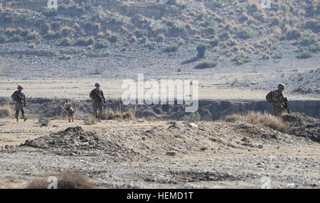 Un soldat affecté au 2e peloton, Compagnie A, 3e bataillon du 187e Régiment d'infanterie, 3e Brigade Combat Team', 'Rakkasans 101st Airborne Division (Air Assault), promenades le long d'un sentier au cours d'une patrouille dirigée par démonter la Police frontalière afghane visant à perturber l'activité des insurgés dans Tera Zeyi District, l'Afghanistan, le 31 décembre 2012. La mission se composait d'interaction avec la population locale afin de recueillir des informations sur les possibilités de l'activité anti-gouvernement le long de la frontière entre l'Afghanistan. (U.S. Photo de l'armée par la CPS. Brian Smith-Dutton, TF 3/101 Affaires publiques), en partenariat avec la police afghane, Rakkasans Banque D'Images