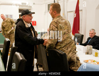 L'AÉRODROME DE BAGRAM (Afghanistan) - Le sénateur américain Carl Levin, un sénateur de l'état du Michigan, serre la main d'un soldat américain attaché à la Force opérationnelle combinée-1, 1re Division d'infanterie, au cours d'un déjeuner constitutifs de Bagram Airfield, l'Afghanistan, le 7 janvier 2013. Levin et des États-Unis Le sénateur Jack Reed, hauts sénateur de Rhode Island, a visité les troupes de leurs Etats respectifs, pour rehausser le moral et d'examiner les efforts déployés par les États-Unis en Afghanistan. (U.S. Photo de l'armée par le Sgt. Christopher Bonebrake, Mobile 115e Détachement des affaires publiques) les sénateurs américains à Bagram troupes visite 130107-A-GH622-053 Banque D'Images