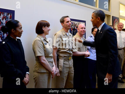 Le président américain Barack Obama salue le lieutenant de la Marine. Roger Dubé à Washington, D.C., 18 janvier 2013. Le président Obama a remercié la Force-National la Capitale nationale le personnel pour leur soutien et leur travail acharné en vue de la 57e Cérémonie d'investiture. Plus de 5 000 membres du service de toutes les cinq branches de l'armée travaillent avec la FOI-RCN à l'appui de l'inauguration, le 21 janvier 2013. (DoD photo par le s.. Brimage-Gray Alexandria/libérés) POTUS visites membres de la FOI-NCR 130117-A-DH167-051 Banque D'Images