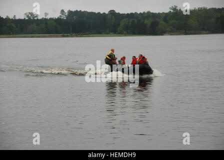 SHREVEPORT, Louisiane Louisiane - Garde nationale d'Armée Le Sgt. 1re classe Mack McCoy de Bossier City, en Louisiane, saute de façon inattendue un zodiaque pendant une simulation de mission de sauvetage à Grand Bayou Resort de Coushatta, en Louisiane, le 27 mars. Les soldats de la troupe C, 2e Bataillon, 108e escadron de cavalerie à Coushatta, en Louisiane, a participé à la sécurité de l'eau bateau et la formation pour les opérations de recherche et de sauvetage en prévision de la Garde côtière canadienne d'intervention en cas de catastrophe à venir de l'exercice, le 4 avril. C Troop a été affecté aux opérations de recherche et de sauvetage dans la région de Hackberry, en Louisiane, pour le DRX, qui validera le plan d'intervention de LANG et s Banque D'Images