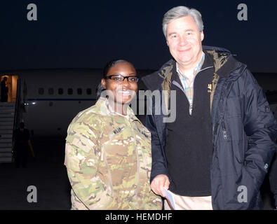 La sénateur Sheldon Whitehouse, D-R.I., rencontre avec l'un de ses électeurs, le Sgt. Nejay Wiley, un spécialiste des ressources humaines avec Combined Joint Task Force-1, 1re Division d'infanterie, de la Providence, R.I. à Bagram, en Afghanistan, de l'air18 janvier 2013. (U.S. Photo de l'armée par le sergent. David J. Overson, Mobile 115e Détachement des affaires publiques) Sénateurs check-in sur les troupes de Bagram Air Field 130118-A-RW508-001 Banque D'Images