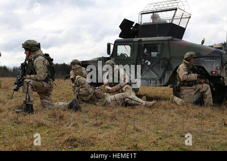 Soldats géorgiens de la Compagnie Bravo du 33e Bataillon d'infanterie de la sécurité tout en tirant un autre soldat administre l'aide médicale d'une victime simulée pendant un exercice de répétition de mission (MRE) au Centre de préparation interarmées multinationale à Hohenfels, Allemagne, le 2 février 2013. Un MRE est conçu pour former et d'évaluer la capacité d'une unité de combat et de conduite des opérations de contre-insurrection, et d'intégrer dans un Corps des Marines américains Regimental Combat Team déployées à l'appui de la Force internationale d'assistance à la sécurité en Afghanistan. (U.S. Photo de l'armée par la CPS. Derek Hamilton/libérés) Georgian regim Banque D'Images