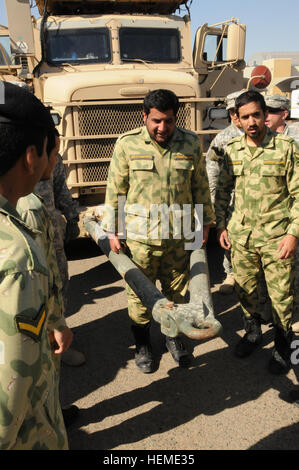 La Kuwait National Guard soldat transport Pvt. Fahad Falh Falh soutient une barre de remorquage lourd en préparation à l'attelage jusqu'à la reprise chariot. Les soldats de la 47e compagnie de transport, Fort Bliss, Texas, et la Garde nationale du Koweït a participé à un exercice de partenariat conjoint au Camp côté Tahreer, le Koweït, le mardi, 5 février 2013. (U.S. Photo de l'armée par la CPS. Michael R. Gault, 191e Bataillon de soutien au maintien en puissance de combat) de l'attelage jusqu'130205-A-RT169-666 Banque D'Images