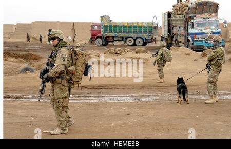 Les soldats de l'armée américaine avec l'équipe d'assistance aux forces de sécurité (Liberté) développé, effectuer un contrôle de la Cour des douanes près de la frontière afghano-près de Spin Boldak, province de Kandahar, en Afghanistan, le 5 février 2013. L'équipe développé se compose de soldats avec la 56e Brigade d'infanterie de l'équipe de combat et du Texas Army National Guard de travailler en étroite collaboration avec la police des frontières. (U.S. Photo de l'armée le s.. Shane Hamann/soldats libérés) évaluer les progrès accomplis au passage des frontières 130205-A-MX357-143 Banque D'Images