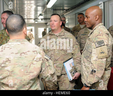 Le Commandement de l'armée américaine le Sgt. Le Major Russell Reimers, centre, l'enrôle auprès du commandant de la 1re brigade Stryker Combat Team, 1re Division blindée, reçoit un exposé de l'agent de liaison au cours d'une visite à l'aérodrome de Kandahar Warrior Recovery Centre (CMR) dans la province de Kandahar, en Afghanistan, le 8 février 2013. Le CMR offre des soins post-commotion cérébrale, neurologie consultation, santé mentale, physiothérapie et ergothérapie, ainsi que dans le théâtre de convalescence après une blessure au travail des membres du Service de retour. (U.S. Photo de l'armée par le Sgt. Ashley Bell/guerrier) Parution 1302 Visite du centre de récupération Banque D'Images