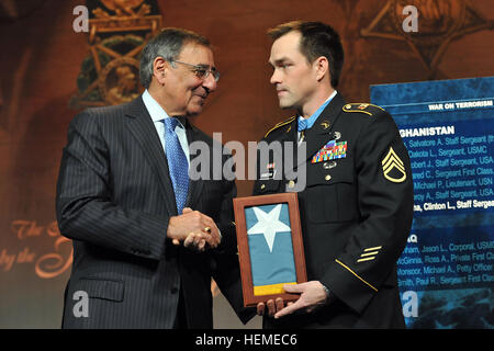 Le secrétaire à la défense, Leon Panetta, remet la Médaille d'honneur de l'ancien drapeau de l'armée américaine le s.. Clinton Romesha lors d'une cérémonie d'intronisation au panthéon des héros au Pentagone à Arlington, en Virginie, le 12 février 2013. Romesha, qui a été affecté à la 3e Escadron, 61e Régiment de cavalerie, 4e Brigade Combat Team, 4e Division d'infanterie, a été reconnu pour des actions le 3 octobre 2009 durant un échange de tirs au poste de combat dans le nord-est de l'Afghanistan Keating province Nuristan. (U.S. Photo de l'armée par Leroy Conseil/libéré) Romesha panthéon des héros de la cérémonie 130212-A-NZ457-416 Banque D'Images