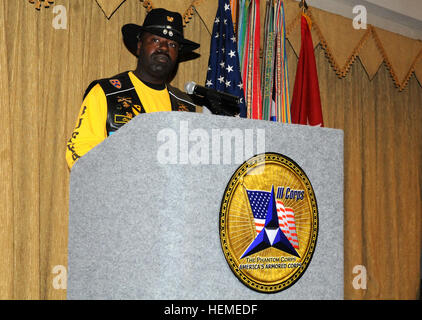 Tilden J. Morgan, membre de la soldats Buffalo Club de moto, Killeen Charte, fait une présentation au cours de la célébration de l'histoire des Noirs au Club du capot à Fort Hood, au Texas, le 13 février 2013. (U.S. Photo de l'armée par le Sgt. Kyle Fisch/libérés) Mois de l'histoire des Noirs l'observation laisse croire à la danse, la poésie 130213-A-PK277-550 Banque D'Images