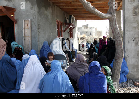 Les femmes locales attendre le début d'un événement de recrutement de la Police afghane en uniforme avant poste Matun Hill, province de Khost, en Afghanistan, 24 février 2013. L'AUP cherchent à recruter davantage de femmes comme un effort visant à donner plus d'égalité des chances. (U.S. Photo de l'armée par le Sgt. Kimberly Trumbull/libérés) Femmes recrutement AUP dans la province de Khost 130224-A-PO167-003 Banque D'Images