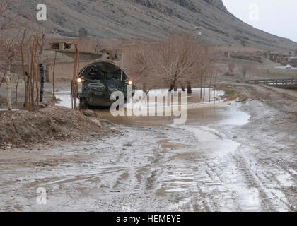 Des soldats américains du 3e peloton, Charlie Company, 4-17e régiment d'infanterie, 1re brigade de combat, 1re division blindée, ont patrouillé le village de Sarkari Bagh avec l'Armée nationale afghane en utilisant des véhicules Stryker dans la province de Kandahar, Afghanistan. Banque D'Images