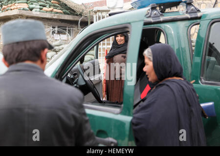 Les femmes dans l'uniforme Afghan Police (AUP) pratique la recherche d'un véhicule pour armes ou d'explosifs sur l'avant poste Matun Hill, province de Khost, en Afghanistan, le 25 février 2013. La journée de formation enseigné l'AUP comment mener en toute sécurité un véhicule et recherchez un véhicule. (U.S. Photo de l'armée par le Sgt. Kimberly Trumbull/libérés) Femmes formation AUP dans la province de Khost 130225-A-PO167-193 Banque D'Images