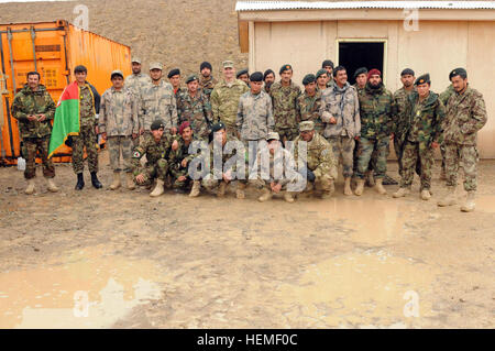 Le Lieutenant-colonel de l'armée américaine Frank G. Davis, à genoux à droite, le commandant de la Force opérationnelle interarmées du Paladin et les membres des Forces de sécurité nationales afghanes de prendre une photo avant que le risque d'explosion en cours de réduction cérémonie au Camp Hero sur l'aérodrome de Kandahar, Afghanistan, le 26 février 2013. (U.S. Photos de l'armée par le Sgt. Ashley Bell/libéré) des Forces de sécurité nationales afghanes EHRC diplômés 130226-A-VM825-046 Banque D'Images