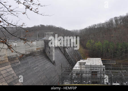 U.S. Army Corps of Engineers du District de Nashville electriciens à Dale Hollow barrage sur la rivière ont commencé à obéir à un projet d'initiative de programme de développement durable qui comprend le remplacement de la source d'alimentation d'électricité locale sous contrat à la Dale Hollow bureau des gestionnaires des ressources, des ateliers d'entretien, et les logements provisoires avec le pouvoir direct de la Dale Hollow Power House. Le projet prévoit l'installation de feux à LED à économie d'énergie pour être installé dans toute la zone du barrage d'économiser de l'argent et l'énergie. Dale Hollow est l'économie d'énergie 130226-A-BO243-864 Banque D'Images