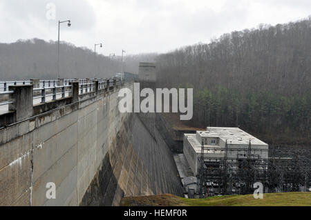 U.S. Army Corps of Engineers du District de Nashville electriciens à Dale Hollow barrage sur la rivière ont commencé à obéir à un projet d'initiative de programme de développement durable qui comprend le remplacement de la source d'alimentation d'électricité locale sous contrat à la Dale Hollow bureau des gestionnaires des ressources, des ateliers d'entretien, et les logements provisoires avec le pouvoir direct de la Dale Hollow Power House. Le projet prévoit l'installation de feux à LED à économie d'énergie pour être installé dans toute la zone du barrage d'économiser de l'argent et l'énergie. Dale Hollow barrage est l'économie d'énergie 130226-A-BO243-964 Banque D'Images