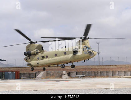 L'Armée américaine Un hélicoptère CH-47 Chinook transportant les anciens combattants blessés qui participent à l'opération de sortie correcte (au Camp Nathan Smith, dans la province de Kandahar, Afghanistan, le 27 février, 2013. Bon fonctionnement La sortie est une initiative de la fondation des premières troupes et l'USO qui permet aux anciens combattants blessés d'apporter une conclusion à leur service. (U.S. Photo de l'armée par le sergent. Kristen Duus/Opération) Parution sortie correcte II 130227-A-IX573-002 Banque D'Images