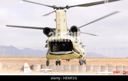 L'Armée américaine Un hélicoptère CH-47 Chinook transportant les anciens combattants blessés qui participent à l'opération de sortie correcte arrive au Camp Nathan Smith, dans la province de Kandahar, Afghanistan, le 27 février, 2013. Bon fonctionnement La sortie est une initiative de la fondation des premières troupes et l'USO qui permet aux anciens combattants blessés d'apporter une conclusion à leur service. (U.S. Photo de l'armée par le Sgt. 1re classe Joseph Wilbanks/libérés) Opération Bon Quitter II 130227-A-DU849-001 Banque D'Images