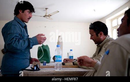 Un policier afghan dans la réserve de Qalat montre Kandak ses instructeurs de ce qu'il a appris sur les dispositifs explosifs de circonstance lors d'une classe Contre-IED détenus par la Force de sécurité de l'Équipe consultative 21, 29e Armored Brigade Combat Team, New York Garde nationale, dans la province de Zaboul, l'Afghanistan, le 6 mars. Les 20 policiers qui ont participé à la classe permettra de former le reste de leur kandak de plus de 700 policiers sur les fondamentaux de la lutte contre les EEI. Photo de l'Armée américaine par la CPS. Tim Morgan Hawaiian postures de l'équipe consultative pour la police afghane succès Contre-IED 887894 Banque D'Images