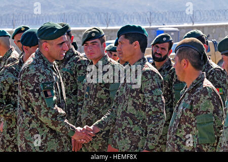 Le Sgt afghane. Le major de l'Armée de Roshan Safi, gauche, accueille un soldat affecté à l'Armée nationale afghane est 201e Corps canadien lors d'une visite à la base d'opération avancée Gamberi dans la province de Laghman, Afghanistan, le 5 mars 2013. (U.S. Photo de l'armée par le sergent. Richard Andrade/libérés) ANA, la FIAS hauts conseillers enrôlé FOB Gamberi 892292 visite Banque D'Images