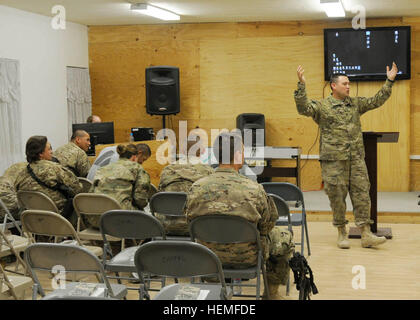 Aumônier (Capt) Ronnie Irwin, 501e Bataillon de soutien de la Brigade, et natif de Clinton, Mississippi, lève les mains au cours d'un service non confessionnel à la base d'opérations avancée Walton, Province de Kandahar, Afghanistan, le 10 mars. Irwin mène plusieurs services à l'église une semaine. Chaque petit geste compte, un aumônier et un dévouement inébranlable à ses soldats 130310-A-IX573-034 Banque D'Images