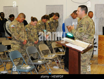 Aumônier (Capt) Ronnie Irwin, 501e Bataillon de soutien de la Brigade, et natif de Clinton, Mississippi, prie au cours d'un service non confessionnel à la base d'opérations avancée Walton, province de Kandahar, Afghanistan, le 10 mars. Irwin mène plusieurs services à l'église une semaine. Chaque petit geste compte, un aumônier et un dévouement inébranlable à ses soldats 130310-A-IX573-055 Banque D'Images