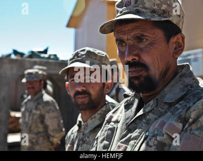 Détail de sécurité pour le chef de la Police nationale afghane (ANCOP) se lever et écouter un discours lors d'une shura de validation au quartier Bande Ab la province de Ghazni, Afghanistan, le 14 mars 2013. Cinquante anciens de villages et 50 décrivant les forces de sécurité nationale afghanes ont assisté à la cérémonie officielle, qui certifie les circonscriptions de l'ALP les candidats. (U.S. Photo de l'armée par la CPS. Jessica Reyna/Validation) Parution shura 130314-A-SL739-122 Banque D'Images