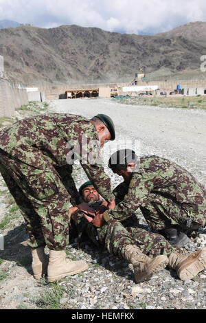 Les soldats de l'Armée nationale afghane, affecté à la 2e Brigade, 201e Corps travaillent ensemble pour appliquer un garrot pendant ANA formation médicale à base d'Joyce, dans la province de Kunar, Afghanistan, le 17 mars 2013. La formation médicale est tenue pour ANA assistants médicaux de combat afin qu'ils puissent enseigner à combattre plus efficacement les cours de sauveteur de soldats de l'ANA. (U.S. Photo de l'armée par la CPS. Ryan Hallgarth/libérés) ANA formation médicale à Joyce FOB 130317-A-BX842-253 Banque D'Images