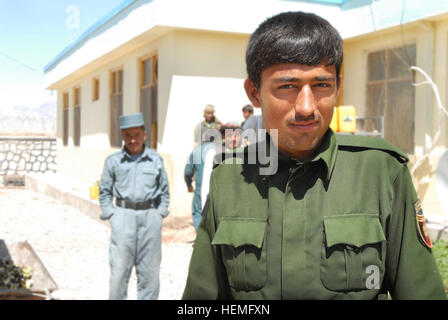 Le Sgt. Mohammad Dawood se trouve à l'extérieur du poste de police de Tarin Kot, Afghanistan, le 25 mars 2013. Dawood est le seul agent de police d'explosifs et de munitions dans la province d'Uruzgan et a diffusé ou réduite d'environ 120 engins explosifs améliorés. (U.S. Photo de l'armée par le Sgt. Jessi Ann McCormick) Agent de neutralisation de bombes afghanes de sauver des vies à l'Uruzgan 130325-A-FS372-059 Banque D'Images