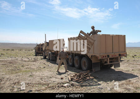 La CPS de l'armée américaine. Jacob Lanting affecté à la Compagnie Alpha, 426e Bataillon de soutien de la Brigade, 1e Brigade Combat Team, 101e Division aéroportée, décharge des déchets de bois lors d'une gravure de munitions près de Jalalabad, la province de Nangarhar, Afghanistan, le 26 mars 2013. Les soldats de la Compagnie Alpha burn munitions qui ne peut plus être utilisé en raison de l'expiration. (U.S. Photo de l'armée par la CPS. Ryan Hallgarth / Relâché) Munitions brûler 130326-A-BX842-133 Banque D'Images