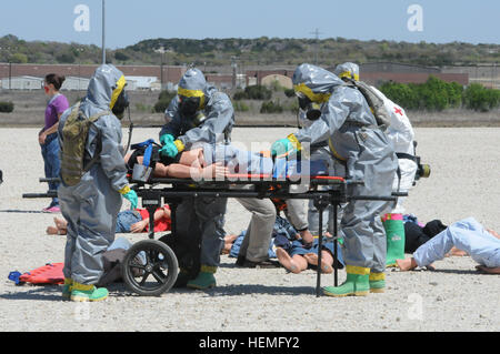 Soldats du 2e bataillon chimique, 48e Brigade chimique et la 581st Compagnie médicale de soutien de secteur, 61e Bataillon Médical multifonctionnel, 1re brigade médicale, a mené un exercice de décontamination de masse 25 mars 2013, à Fort Hood, au Texas. (U.S. Photo de l'armée par la CPS. Samuel Northrup, Mobile 7e Détachement des affaires publiques) Masse Decon exercice construit par la formation de cohésion 130325-A-GJ352-002 Banque D'Images