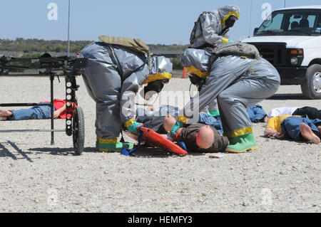 Soldats du 2e bataillon chimique, 48e Brigade chimique et la 581st Compagnie médicale de soutien de secteur, 61e Bataillon Médical multifonctionnel, 1re brigade médicale, a mené un exercice de décontamination de masse 25 mars 2013, à Fort Hood, au Texas. (U.S. Photo de l'armée par la CPS. Samuel Northrup, Mobile 7e Détachement des affaires publiques) Masse Decon exercice construit par la formation de cohésion 130325-A-GJ352-040 Banque D'Images