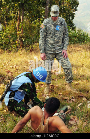 Le s.. Darrin Culp, medic instructeur avec 249e, Institut régional de formation de la Garde nationale de l'Armée de l'Oregon, observe un membre du peloton de l'Indonésie traiter une simulation de casulaty au centre de formation aux opérations de paix, Birendra dans le cadre de Shanti Prayas-2, a Global Peace Operations Initiative de formation au maintien de l'exercice. Shanti Prayas-2 est un événement multinationale dirigée par l'Armée népalaise et parrainé par américaines du Pacifique, qui a lieu du 25 mars au 7 avril, réunissant des représentants militaires de 23 nations unies pour former les normes de l'Organisation des Nations Unies pour l'exploitation aux futures opérations de maintien de la miss Banque D'Images