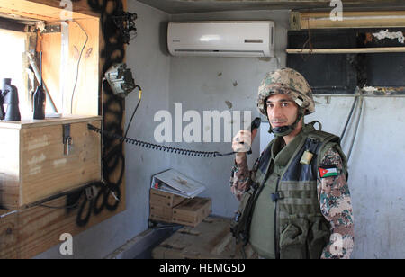 Un soldat de l'armée jordanienne fait une radio (dans une tour de garde, tout en assurant la sécurité à la base d'opérations avancée Sharana dans la province de Paktika, Afghanistan, le 30 mars 2013. Contrôles radio sont menées tout au long de la journée pour assurer la communication systèmes fonctionnent correctement. (U.S. Photo de l'Armée Le lieutenant 1er Justin Brooks/libérés) jordaniens sécuriser base américaine 899655 Banque D'Images