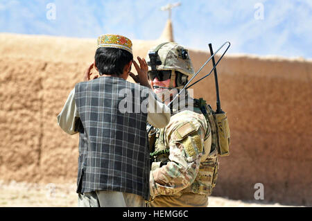 Royal Australian Air Force Le Lieutenant d'Drewitt-Smith s'entretient avec un garçon afghan local lors d'une patrouille à pied à Tarin Kowt dans la province d'Uruzgan, Afghanistan, le 31 mars 2013. Les membres de la Royal Australian Air Force qui effectuaient une patrouille de défense au sol afin de fournir à la défense en profondeur et de prendre conscience de la population locale à proximité de la base. (U.S. Photo de l'armée par le Sgt. Jessi Ann McCormick/libérés) de la Royal Australian Air Force conduite des forces de sécurité patrouille à pied 130331-A-FS372-036 Banque D'Images