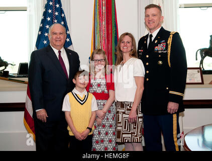 Sous-secrétaire de l'Armée Joseph Westphal, gauche, pose pour une photo avec le Lieutenant-colonel David Krzycki, droite, sa femme, Alicia, et les enfants, Jackson et la Jordanie, au cours d'une cérémonie de promotion au Pentagone et patriote Prix à Arlington, en Virginie, le 3 avril 2013. Krzycki, Westphal est aide de camp, a été promu du grade de major à lieutenant-colonel durant la cérémonie. (U.S. Photo de l'armée par le sergent. Bernardo Fuller/potentiel démontré) Parution, leadership avéré 130402-A-AJ780-009 Banque D'Images