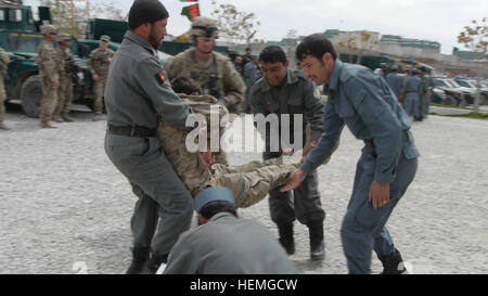 Policiers afghans avec le bataillon de réserve, Qalat transporter un blessé lors d'un exercice pratique en combat un épargnant de vie class enseignés par des infirmiers de l'armée américaine avec le 1er Bataillon, 41e Field Artillery, 1st Armored Brigade Combat Team, Combined Task Force Raider, 3rdInfantry Division et l'équipe d'assistance aux forces de sécurité 21 29th Infantry Brigade Combat Team, New York National Guard à Qalat dans la province de Zabul, Afghanistan, 3 avril 2013. Les policiers vont former le reste de leur bataillon, à l'aide première tactique dans les mois à venir. (U.S. Photo de l'armée par la CPS. Tim Morgan/libérés) Policía en uniforme afghane Banque D'Images