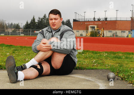 Le sergent de l'armée américaine. Joshua Andrew, avec le guerrier, bataillon de Transition JBLM, étire avant sa voie et la pratique sur le terrain à Cowan Stadium le 16 avril 2013. Andrew représentera l'armée dans le lancer du poids et au lancer du disque 2013 Jeux de guerrier, un concours international d'anciens combattants handicapés. (U.S. Photo de l'armée par le Sgt. Zachary Gardner, 17e Détachement des Affaires publiques / Relâché) Soldat prend feu sur 2013 Jeux de guerrier 130416-A-BP373-014 Banque D'Images