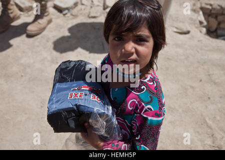 Une fille afghane porte une veste d'hiver qu'elle a reçu de la Giro Chef de police de district à Ghazni, district de la province de Ghazni, Afghanistan, le 20 avril 2013. Giro Mohammad DCoP Ahmedi, Khalillluah Hotak, et la police locale afghane a distribué des couvertures et des vêtements dans un village dans le sud de la ville de Ghazni. (U.S. Photo de l'armée par la CPS. Jessica Reyna DeBooy/libérés) en pachto Abad school 130420-A-SL739-031 Banque D'Images