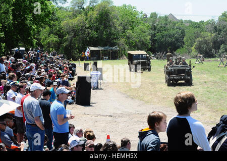 Les visiteurs comme le détachement de l'histoire vivante, 36e Division d'infanterie, reconstituer la seconde guerre mondiale, la bataille de Montelimar, au Texas les forces militaires de la Journée Portes Ouvertes au Camp Mabry, Texas, le 20 avril 2013. (U.S. La Garde nationale de l'armée photo par le Sgt. Suzanne Carter/TXMF) Parution célèbre héros américain 911752 Banque D'Images