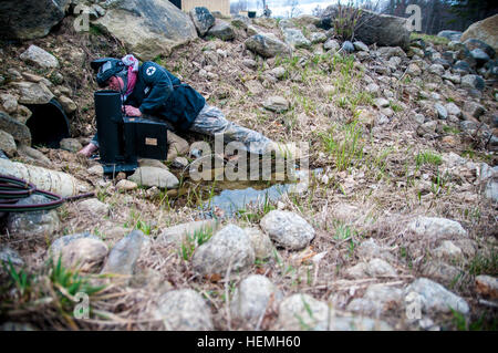 Un soldat jouant une force opposée, ou de l'OPFOR, caractère prépare la simulation d'un engin explosif improvisé au cours de la 94e Compagnie de Police militaire de l'entraînement à la New Hampshire National Guard Training Center Strafford, N.H. Samedi, 20 avril. C'est un piège ! 130420-A-UQ901-006 Banque D'Images