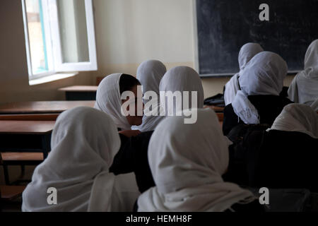 Les étudiants de l'afghane locale Naswan Shaher Kohna toutes les filles à l'école, attendre de recevoir les fournitures scolaires à Ghazni, district de la province de Ghazni, Afghanistan, le 23 avril 2013. L'Naswan Shaher Kohna toutes les filles à l'école, qui enseigne au cours de 3150, les étudiants ont reçu des fournitures scolaires de l'Nejat membre du Conseil Social Khalilullah Hotak et vice-gouverneur de la province de Ghazni Mohammad Ali Ahmadi. Le Conseil Social est un Nejat groupe de paix dont le but est d'éradiquer l'oppression, la corruption, l'injustice et en coordination avec le gouvernement afghan. (U.S. Photo de l'armée par la CPS. Jessica Reyna DeBooy/libérés) Naswan Baray Banque D'Images