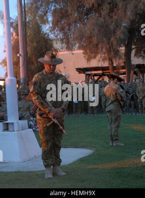 Une garde d'honneur de l'Australie s'arrête un moment de silence lors d'une aube service commémorant la Journée de l'Anzac à l'aérodrome de Kandahar, dans la province de Kandahar, Afghanistan, 24 avril 2013. La célébration, qui tombe le 25 avril chaque année, rend hommage aux membres de l'Australian and New Zealand Army Corps qui sont morts dans la Première Guerre mondiale à la bataille de Gallipoli, 1915 pour la Turquie. (U.S. Photo de l'armée par la CPS. Jovi Prévot/libérés) de la Journée de l'ANZAC à l'aérodrome de Kandahar 130424-A-IX958-743 Banque D'Images