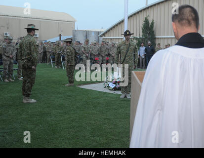 Regardez sur les soldats américains en tant que membres d'une garde d'honneur de l'Australie s'arrêter pendant un moment de silence au cours d'un service de l'Anzac Day commémorant l'aube au Camp Baker dans la province de Kandahar, Afghanistan, 25 avril 2013. L'occasion rend hommage aux membres de l'Australian and New Zealand Army Corps qui sont morts dans la Première Guerre mondiale à la bataille de Gallipoli, 1915 pour la Turquie. (U.S. Photo de l'armée par le Sgt. Ashley Bell/libérés) service de l'ANZAC day dawn à Kandahar 130425-A-VM825-087 Banque D'Images