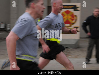 Le Sgt commande. Le major James Lambert (à droite) et le général Jeffrey Talley, général commandant la réserve de l'armée américaine, commande, la course à l'arrivée d'un 5K road race commémorant le 105e anniversaire de l'Armée de l'air à Bagram, en Afghanistan, le 25 avril 2013. L'US Army Reserve Command équipe s'est rendue à partir de Washington, D.C., rend visite aux militaires déployés en Afghanistan. La réserve de l'armée, fondée en 1908 comme un corps de réserve de personnel médical, comprend 148 différentes spécialités d'occupation militaire et représente près de 20  % de la force totale de l'armée. Il y Banque D'Images