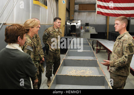 Un soldat de la 396e Compagnie de Police Militaire décrit sa mission au Lieutenant général Jeffrey Talley, commande le Sgt. Le major James Lambert, Adjudant-chef du Commandement de Phyllis Wilson et l'Ambassadeur Tatiana Gfoeller pendant leur visite à Bagram, en Afghanistan, l'Air le 25 avril 2013. Le 396ème, accueil basé au Colorado, est l'exécution d'une mission de l'inspection des douanes, des bagages et des conteneurs arrivant et partant de l'Afghanistan. La réserve de l'armée, fondée en 1908 comme un corps de réserve de personnel médical, comprend 148 différentes spécialités d'occupation militaire et représente près de 20 pour cent de l'Armée de terre à Banque D'Images