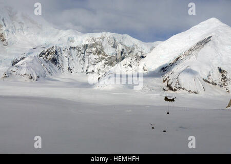 Un hélicoptère CH-47F Chinook apporte une charge de l'équipement et des fournitures pour les 7 200 pieds de Glacier Kahiltna à établir un camp de base pour les grimpeurs de tenter le mont McKinley cet été. Aviators du 1er Bataillon, 52e Régiment d'aviation 'ugarbears' aidé le National Park Service le 26 avril en déplaçant l'équipement de la montagne. La saison d'escalade commence la première semaine de mai et se termine généralement à la fin de juillet. Le transport de la cargaison a été aussi bénéfiques pour les soldats de l'Armée américaine du Groupe de travail de l'aviation en Alaska dans la forme d'entraînement d'altitude disponible dans peu d'autres endroits. (U.S. Arm Banque D'Images